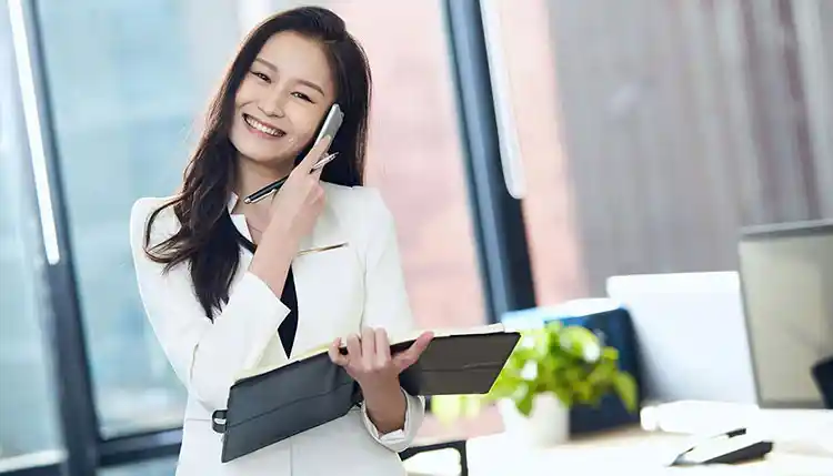 专业金融顾问微笑与客户沟通，展现KAPU值得信赖与专业形象