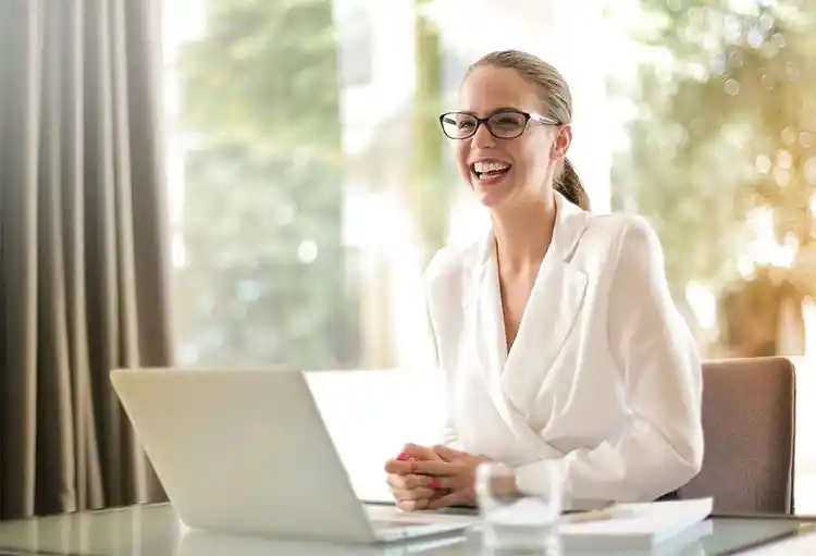 业金融顾问为客户提供综合服务，微笑坐在电脑前交流