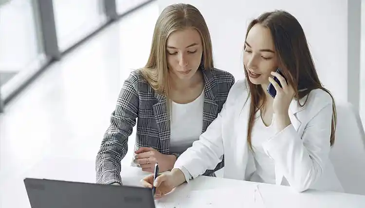 客户与外汇顾问沟通获取汇率与资金建议