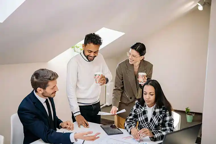 金融团队为客户制定跨境汇兑方案