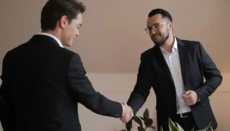 KAPU与各行业合作伙伴建立战略合作，商务人士握手场景