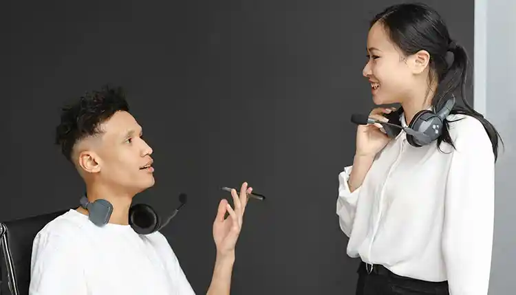 KAPU客服团队成员友好交流，为客户提供专业换汇与咨询服务